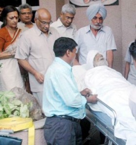 Mourning a comrade: Communist Party of India (Marxist) leaders (from left) Brinda Karat, Sitaram Yechuri, S.R. Pillai and Prakash Karat beside the body of party leader Harkishan Singh Surjeet at the Metro Hospital in Noida on Friday. 